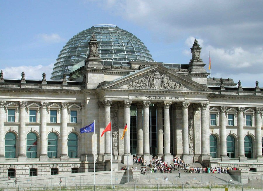 건물 정면 광장 (Platz der Republik)
